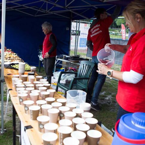 Finischtafel met eten en drinken