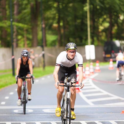 Wielrenners op het parcours - gescheiden door pionnen