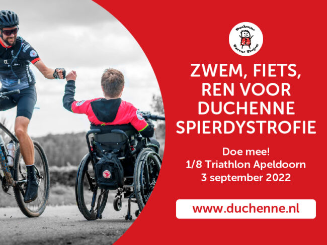 Poster Duchenne Triatlon poster met links foto boks fietser en rolstoeler - rechts tekst zwem fiets ren voor duchenne