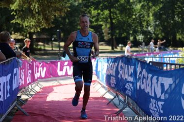 Finisch foto rennend op loper en met hekken met reclame aan beide zijden