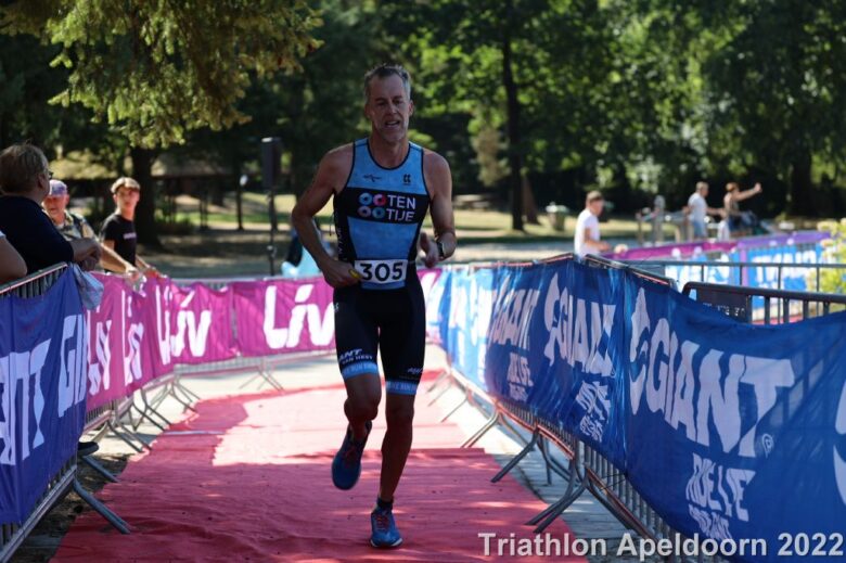 Finisch foto rennend op loper en met hekken met reclame aan beide zijden