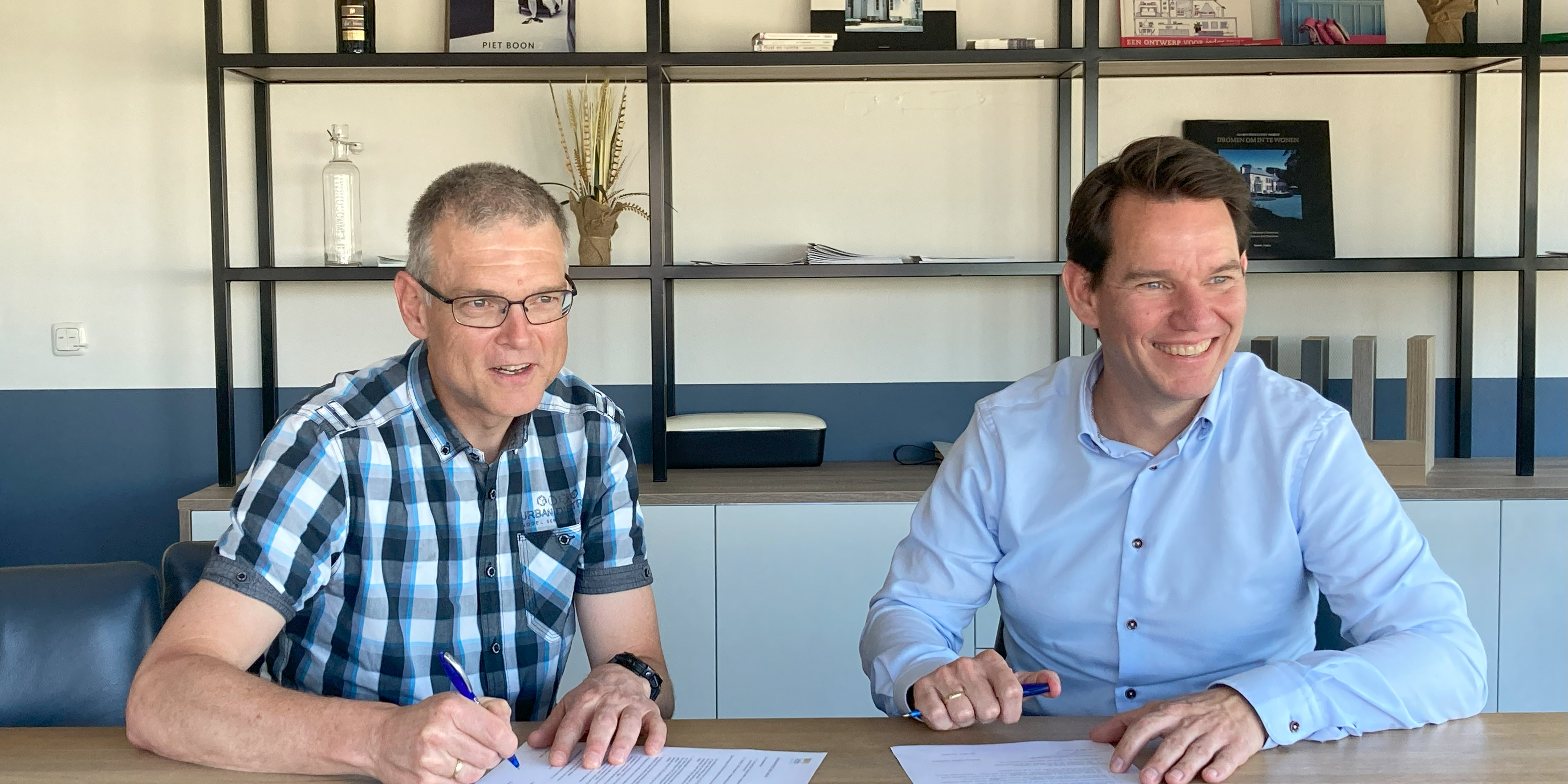Ondertekening contract Voorzitter Paul Karrenbeld (links) en Andries Polman (rechts) aan tafel om het sponsorcontract te tekenen