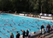 zwembad met triathleten van schuin bovenaf