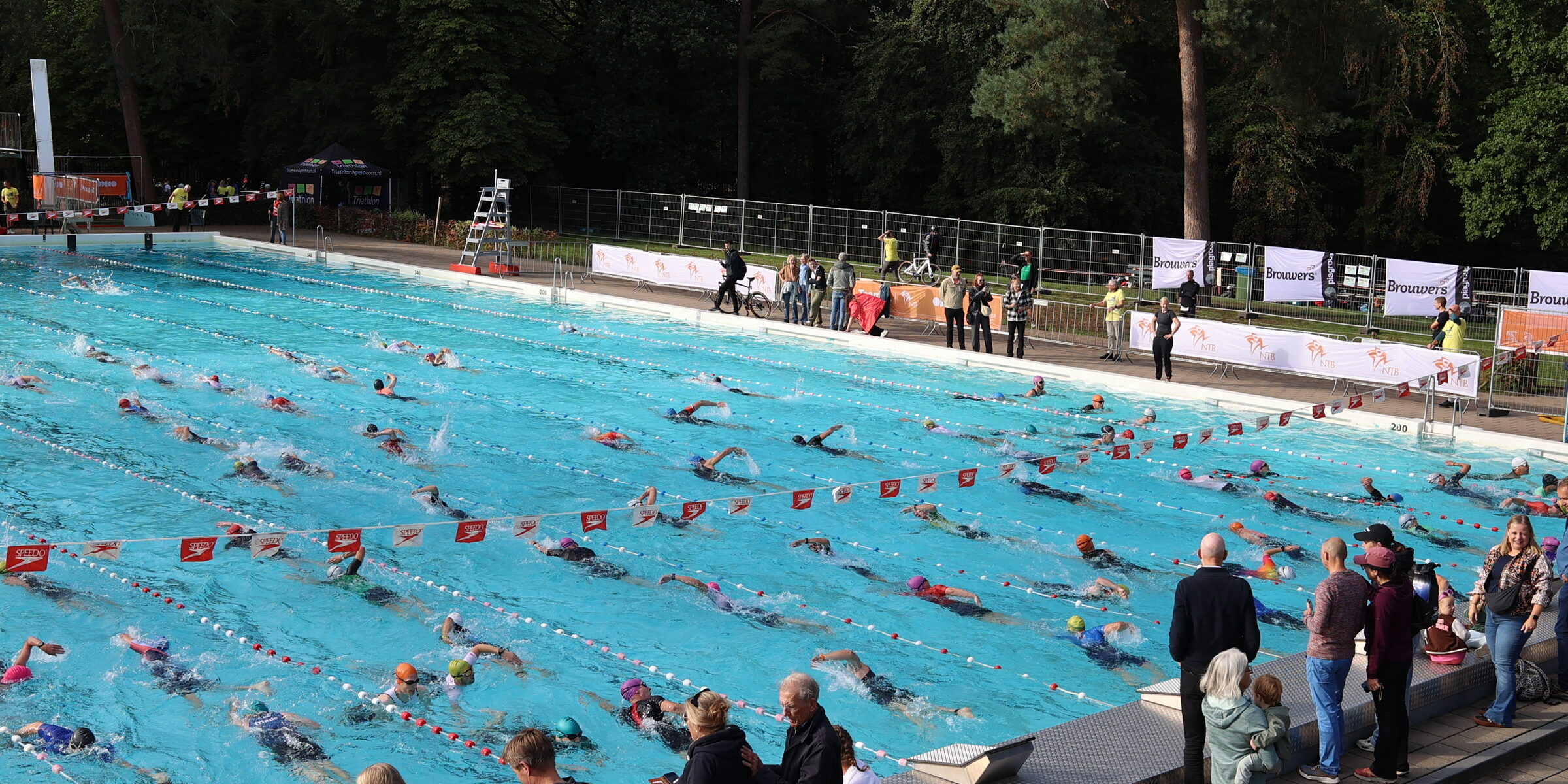 TriathlonApeldoorn 2026_09-44-47_A0001 zwembad met triathleten van schuin bovenaf