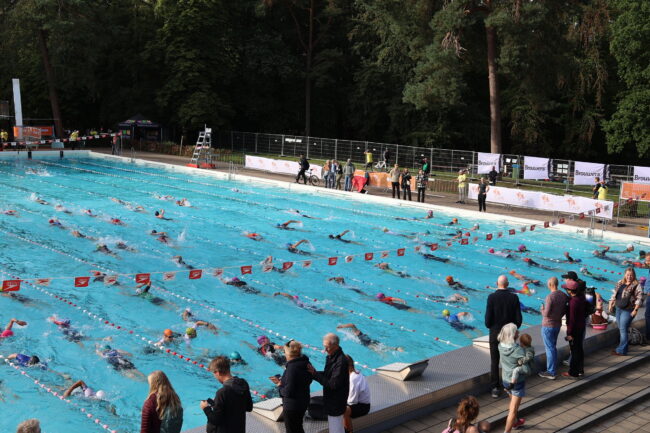 TriathlonApeldoorn 2026_09-44-47_A0001 zwembad met triathleten van schuin bovenaf